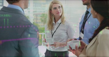 Ofisteki çeşitli iş adamlarıyla ilgili finansal veri işleme resmi. Küresel iş, finans, hesaplama ve veri işleme kavramı, dijital olarak oluşturulmuş resim.