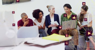 Çeşitli insanların iş arkadaşlarına projeyi açıklamaları üzerine dünya oluşturan bağlı bilgisayar simgeleri. Dijital bileşik, çoklu pozlama, küresel ağ, iş dünyası, takım çalışması, toplantı, teknoloji.