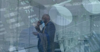 Çeşitli iş adamları üzerinde istatistik ve finansal veri işleme görüntüsü. Küresel iş, bilgisayar ve dijital arayüz kavramı, dijital olarak oluşturulmuş resim.