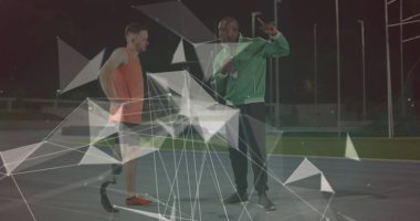 Afrika kökenli Amerikalı eğitmenin üzerinde geometrik şekiller ve koşu bıçağı olan beyaz bir erkek. Spor stadyumunda profesyonel atlet eğitimi.