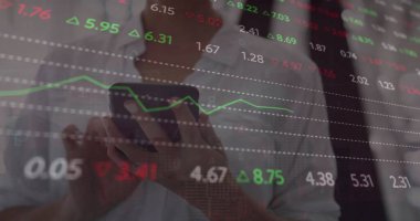 Ofiste akıllı telefon kullanan beyaz iş kadınının mali veri işleme görüntüsü. Küresel finans, iş dünyası, bağlantılar, hesaplama ve veri işleme kavramı, dijital olarak oluşturulmuş resim.