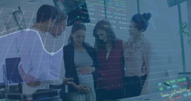 Ofisteki farklı meslektaşların hamile kadınlarla konuştuğu mali veri işleme görüntüsü. Küresel ekonomi ve iş teknolojisi kavramı