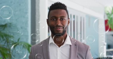 Gülümseyen Afro-Amerikan iş adamının 5 gramlık resmi. Dijital bileşik, çoklu pozlama, şekil, soyut, telekomünikasyon ve teknoloji kavramı.