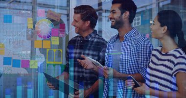 Farklı arkadaş grupları ayakta, camdaki renkli notlara bakıyorlar. Tablet tutan beyaz erkek, gülümseyen Asyalı erkek, siyah saçlı melez kadın.