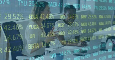 Ofiste dizüstü bilgisayarla tartışan iki farklı kadının borsada veri işleme görüntüsü. Küresel ekonomi ve iş teknolojisi kavramı