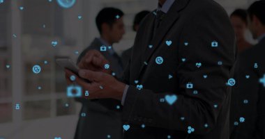 Akıllı telefon kullanan erkeklerin üzerine düşen ikonlar. küresel bağlantılar, iş dünyası, dijital arayüz, teknoloji ve ağ konsepti, dijital olarak oluşturulmuş görüntü.