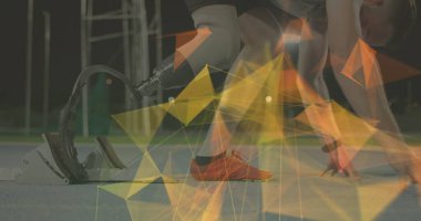 Kafkasyalı bir adamın bacaklarının üzerindeki geometrik şekiller. Koşu bıçağıyla başlamaya hazırlanıyor. Spor stadyumunda profesyonel atlet eğitimi.