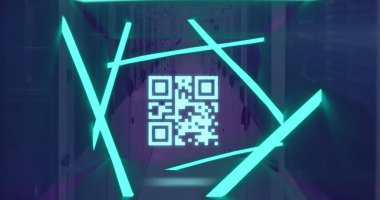 Bilgisayar sunucularında yanıp sönen parlak neon ve qR kodlarının görüntüsü. Küresel bağlantılar, hesaplama, dijital arayüz ve veri işleme kavramı, dijital olarak oluşturulmuş resim.