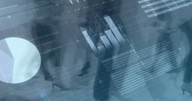 Çeşitli iş adamlarının yürümesi üzerine veri işleme görüntüsü. Küresel iş ve dijital arayüz kavramı, dijital olarak oluşturulmuş görüntü.