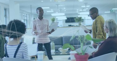 Ofisteki çeşitli iş adamlarının veri işleme görüntüsü. Küresel iş ve dijital arayüz kavramı, dijital olarak oluşturulmuş görüntü.