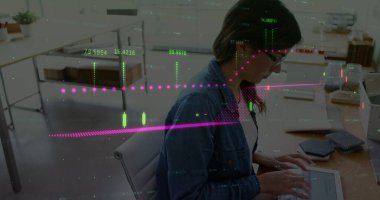 Kafkasyalı iş kadınlarının finansal veri işleme görüntüsü. Küresel iş, finans, veri işleme ve dijital arayüz kavramı, dijital olarak oluşturulmuş görüntü.