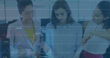 Çeşitli iş adamları üzerinde finansal veri işleme görüntüsü. küresel iş, finans ve dijital arayüz kavramı, dijital olarak oluşturulmuş görüntü.