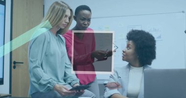 Sosyal medya simgeleri ve çeşitli iş adamları üzerinde çalışan veri işleme resimleri. Küresel bağlantılar, işletme, finans, hesaplama ve veri işleme kavramı, dijital olarak oluşturulmuş resim.