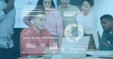 Çubukları yükleme görüntüsü, dünya, çeşitli yöneticilerin meslektaşlarına dizüstü bilgisayardan açıklama yapmaları. Dijital bileşim, iş dünyası, rapor, küreselleşme, takım çalışması, toplantı, teknoloji ve ofis.