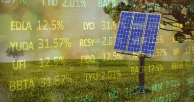 Hareket halindeki ticaret tahtasının üzerinde güneş paneli var. Dijital bileşik, çoklu maruz kalma, borsa, yatırım, doğa, güneş enerjisi, elektrik, yeşil teknoloji, sürdürülebilirlik.