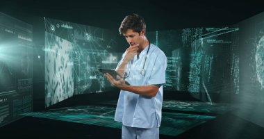 Tablet kullanarak gülümseyen beyaz iş adamının veri işleme görüntüsü. Küresel bilim teknolojisi bağlantıları ve veri işleme kavramı, dijital olarak oluşturulmuş görüntü.