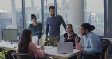 Ofisteki çeşitli iş adamlarıyla ilgili finansal veri işleme resmi. Küresel iş, finans, hesaplama ve veri işleme kavramı, dijital olarak oluşturulmuş resim.