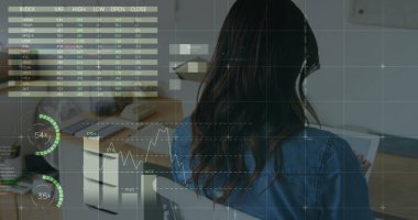 Çeşitli iş adamları üzerinde finansal veri işleme görüntüsü. Küresel iş bağlantıları dijital arayüz ve teknoloji konsepti, dijital olarak oluşturulmuş görüntü.