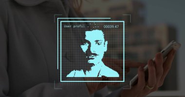 Kafkasyalı iş kadınının akıllı telefon kullanarak insanların portrelerini işleme imgesi. Küresel iş, bilgisayar ve dijital arayüz kavramı, dijital olarak oluşturulmuş resim.