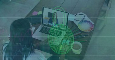 İmaj araması için dizüstü bilgisayar kullanan Afro-Amerikan bir iş kadınının veri işleme görüntüsü. Küresel teknoloji, bilgisayar ve dijital arayüz kavramı, dijital olarak oluşturulmuş resim.