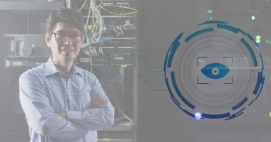 Görüntülü retina yuvarlak tarayıcısı Asyalı erkek mühendis ile bilgisayar sunucu odasında gülümsüyor. Siber güvenlik ve iş veri depolama teknolojisi kavramı