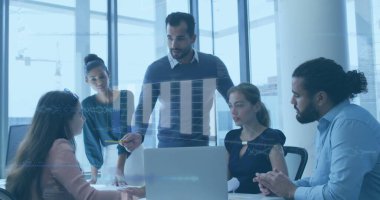 Ofiste dizüstü bilgisayarla tartışan çeşitli meslektaşların veri işleme görüntüsü. İş veri teknolojisi kavramı