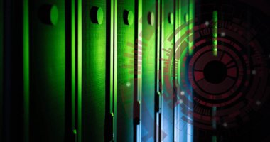 Bilgisayar sunucu odasında dönen yuvarlak tarayıcı görüntüsü. Bilgisayar arayüzü ve iş veri depolama teknolojisi kavramı