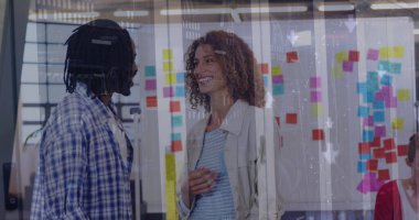 Ofisteki çeşitli iş adamlarıyla ilgili finansal veri işleme resmi. Küresel ağlar, hesaplama, iş, finans ve veri işleme kavramı, dijital olarak oluşturulmuş resim.