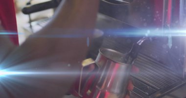 Kahve makinesi kullanan melez bir adamın üzerindeki ışık lekeleri. küresel iş ve dijital arayüz kavramı, dijital olarak oluşturulmuş görüntü.