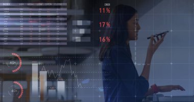 Çeşitli iş adamları üzerinde finansal veri işleme görüntüsü. Küresel spor dijital arayüzü teknolojisi ve ağ konsepti, dijital olarak oluşturulmuş görüntü.