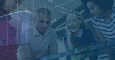 Çeşitli iş adamları üzerinde finansal veri işleme ve borsa görüntüsü. küresel iş, finans ve dijital arayüz kavramı, dijital olarak oluşturulmuş görüntü.