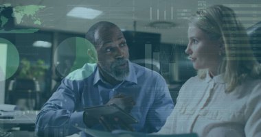 Çeşitli iş adamlarının konuştuğu veri işleme görüntüsü. küresel iş ve dijital arayüz kavramı, dijital olarak oluşturulmuş görüntü.