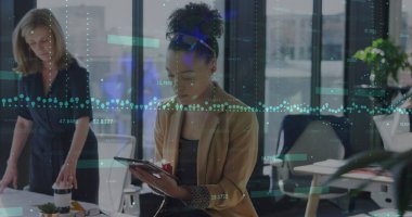 Ofiste dijital tablet kullanan Afrikalı Amerikalı bir kadının mali veri işleme görüntüsü. Küresel finans ve iş teknolojisi kavramı