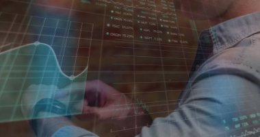 Akıllı beyaz bir adam üzerinde veri işleme görüntüsü var. Küresel iş ve dijital arayüz kavramı, dijital olarak oluşturulmuş görüntü.