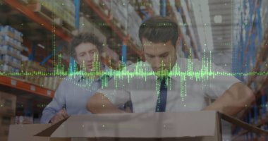 Finansal grafikler ve Kafkas erkek depo çalışanları üzerindeki veriler. İş, finans ve dağıtım hizmetleri kavramı, dijital olarak oluşturulmuş görüntü.