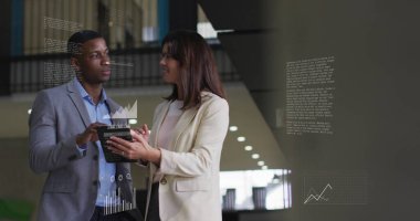 Ofisteki çeşitli iş adamlarıyla ilgili finansal veri işleme resmi. Küresel iş, finans, hesaplama ve veri işleme kavramı, dijital olarak oluşturulmuş resim.