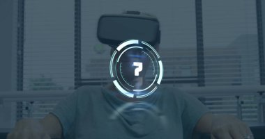 Kafkasyalı yaşlı bir kadının evde vr kulaklık kullanarak el kol hareketi yaparak daire şeklinde geri sayım resmi. Dijital bileşik, çoklu pozlama, zamanlayıcı, emeklilik, yaratıcı, gelecekçi ve modern teknoloji.