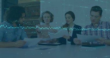 Muhtelif meslekdaşların bürodaki belgeler üzerinde tartıştıkları veri işleme resmi. Küresel finans ve iş teknolojisi kavramı