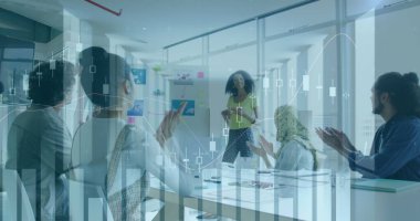 Ofisteki çeşitli iş adamlarıyla ilgili finansal veri işleme resmi. küresel iş, finans ve dijital arayüz kavramı, dijital olarak oluşturulmuş görüntü.