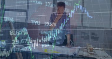 Küre görüntüsü, grafikler, Asyalı düşünceli iş adamının planlarını analiz etmesi. Dijital bileşik, çoklu pozlama, borsa, yatırım, küreselleşme ve teknoloji kavramı.