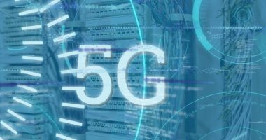 Sunucu odasındaki depolama ekipmanları üzerinden 5G metin, daire, ses dalgaları, radar, veritabanı görüntüsü. Dijital bileşik, çoklu pozlama, iletişim, ağ oluşturma, teknoloji ve ağ sunucusu.