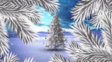 Karlı arazide süslenmiş Noel ağacı, yağan kar taneleriyle çevrili. kış, tatil, festival, açık hava, dekorasyon