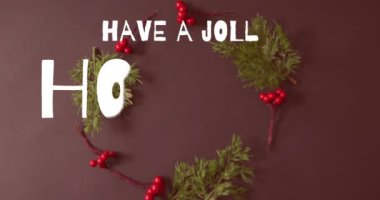 Böğürtlenli ve yapraklı neşeli çelenk üzerine neşeli bir tatil metni animasyonu yapın. Tatiller, Noel, kutlama, dekorasyon, mevsimlik, yeşillik