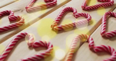 Tahta yüzeyde şeker kamışı kalpler ve bokeh ışıkları animasyon. Noel, tatil, şenlik, dekorasyon, kutlama, sezon