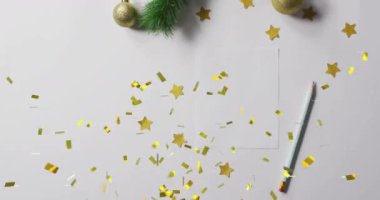 Beyaz arka plan animasyonunun üzerinde yıldızlar ve süslerle süslenmiş Noel süsleri. Bayramlar, şenlik, kutlama, mevsimlik, dekoratif