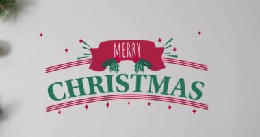 Beyaz arka planda noel süsleri üzerine mutlu noel mesajlarının animasyonu. Noel, gelenek ve kutlama konsepti dijital olarak oluşturuldu.