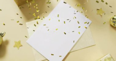 Boş kartın üzerinde altın konfeti animasyonu ve şenlik arka planında zarf. Kutlama, parti, tatil, dekorasyon