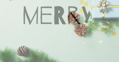 Noel süslemeleri ve kozalaklı hediye kutusuyla mutlu Xmas metinleri. bayram, kutlama, bayram, bayram, kış, mevsim