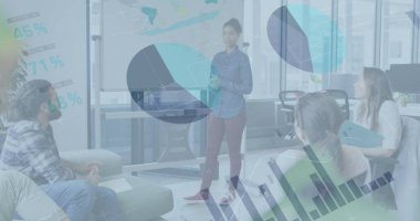 Ofisteki çeşitli meslektaşların sunumunda dosya ve veri işleme resimleri. küresel ağ ve dijital iletişim teknolojisi kavramı, dijital olarak oluşturulmuş görüntü.