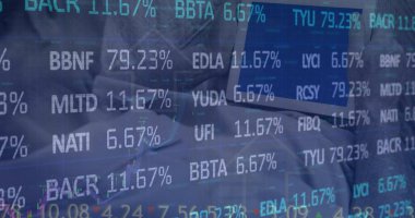 Dijital tablet tutan bir kişinin yakın planına karşı borsa veri işleme görüntüsü. Küresel ekonomi ve iş teknolojisi kavramı